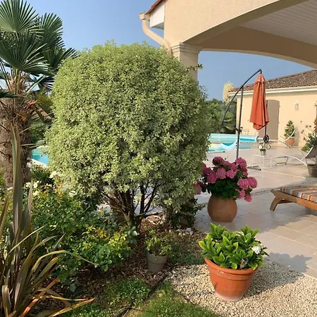 Bed and breakfast Indépendante Avec Piscine 3*