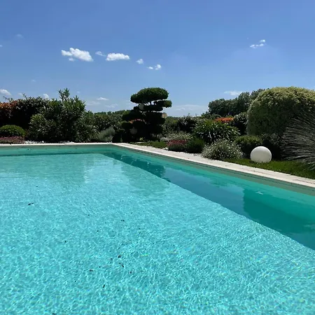 Indépendante Avec Piscine Couette-café 3*